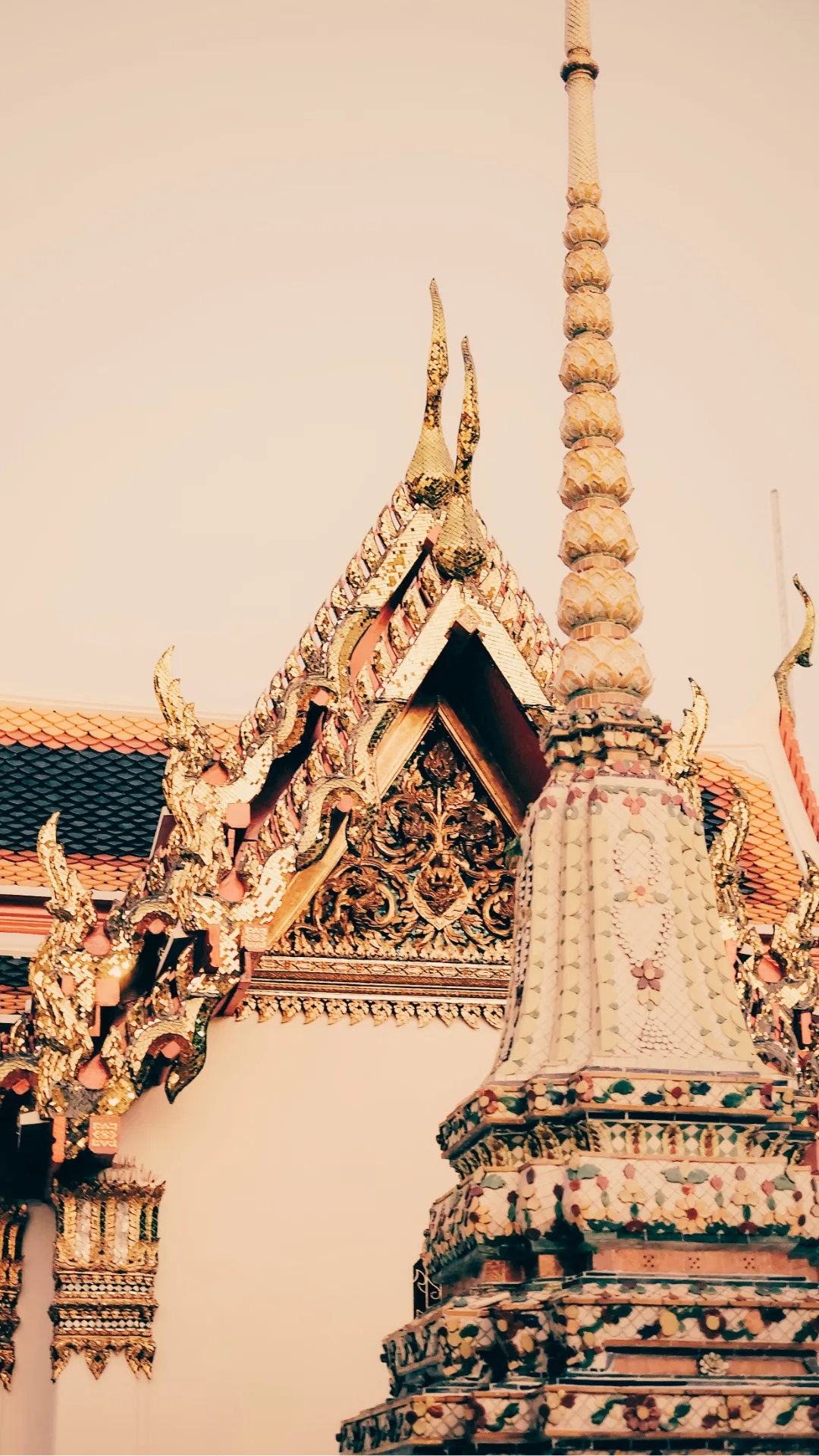 Traditionelles Thai-Tempel-Dach als Symbol für den Himmelspalast – Pimarn Walsrode