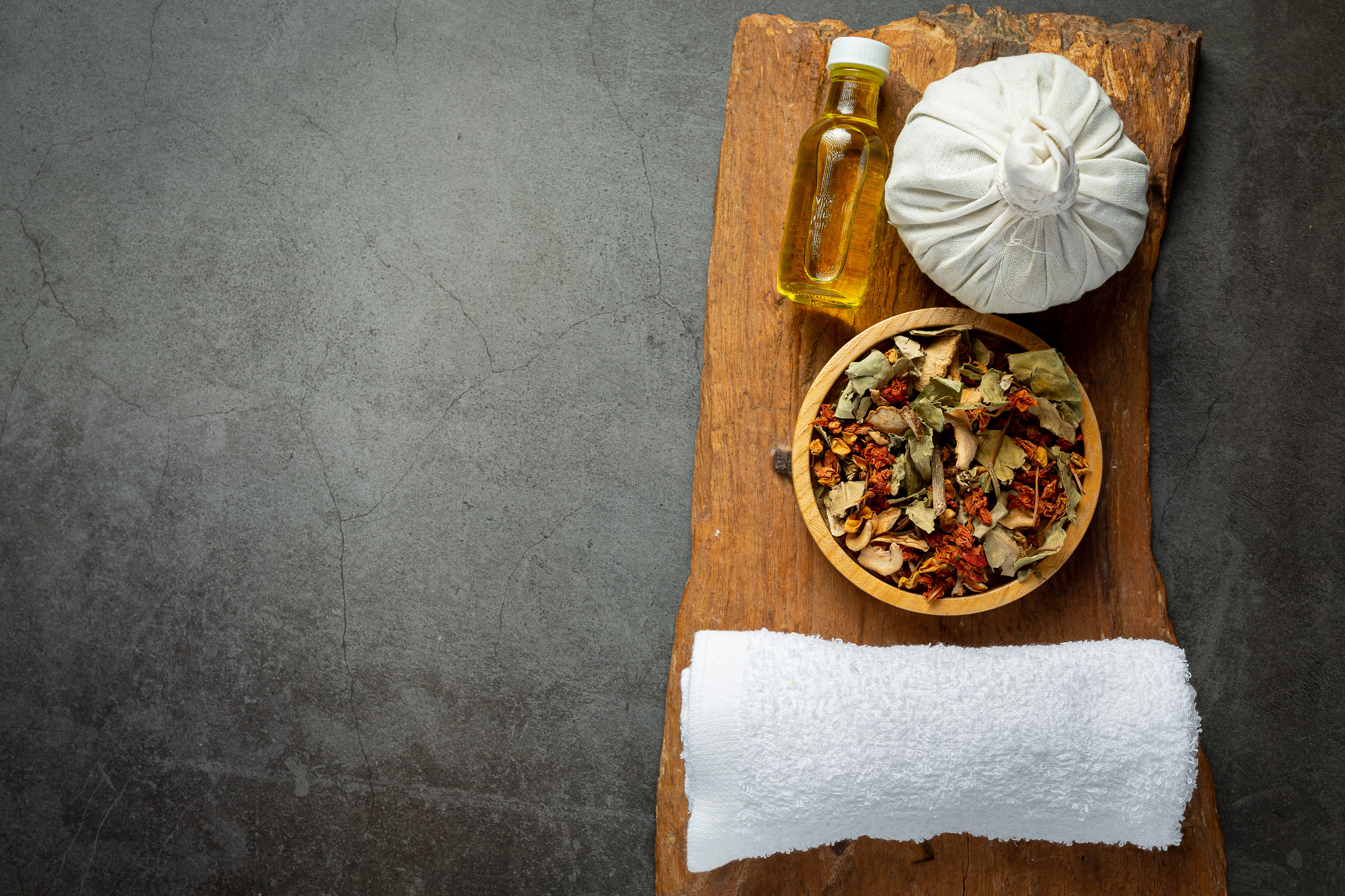 Kräuterstempel-Massage mit traditionellen Kräutern bei Pimarn in Walsrode